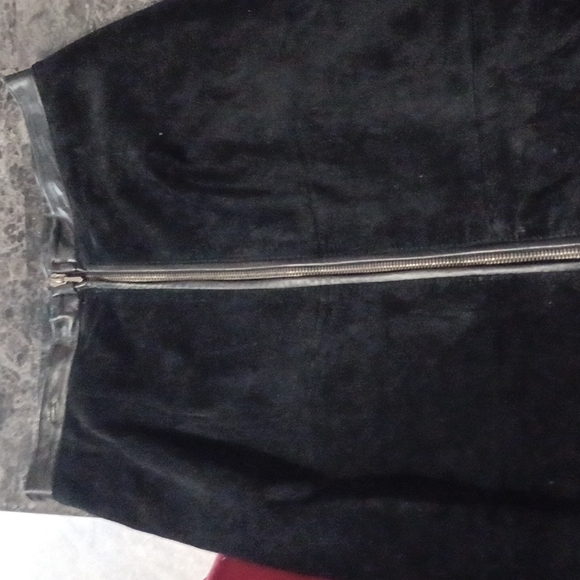 Gorgeous Danier jacket and matching skirt set - Picture 2 of 8